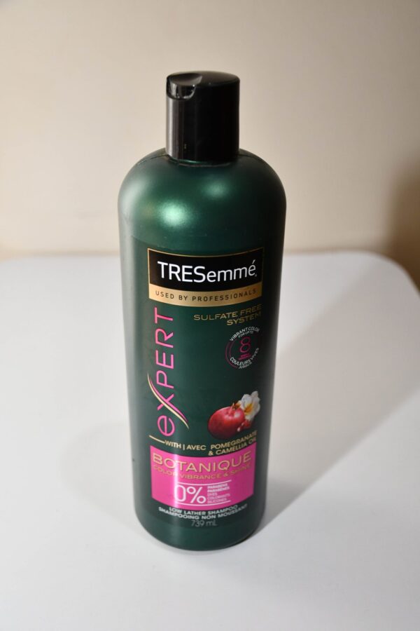 TRESemmé Expert Botanique Color Vibrance & Shine Shampoo (739ml)